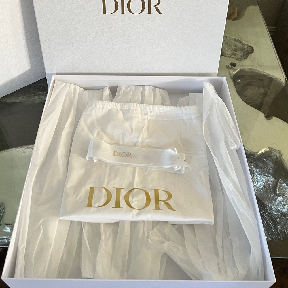 DIOR: Authentic Tote Gift Box ๐ฆ + Gift Bag ๐ + Tissue & Ribbon - Picture 2 of 6